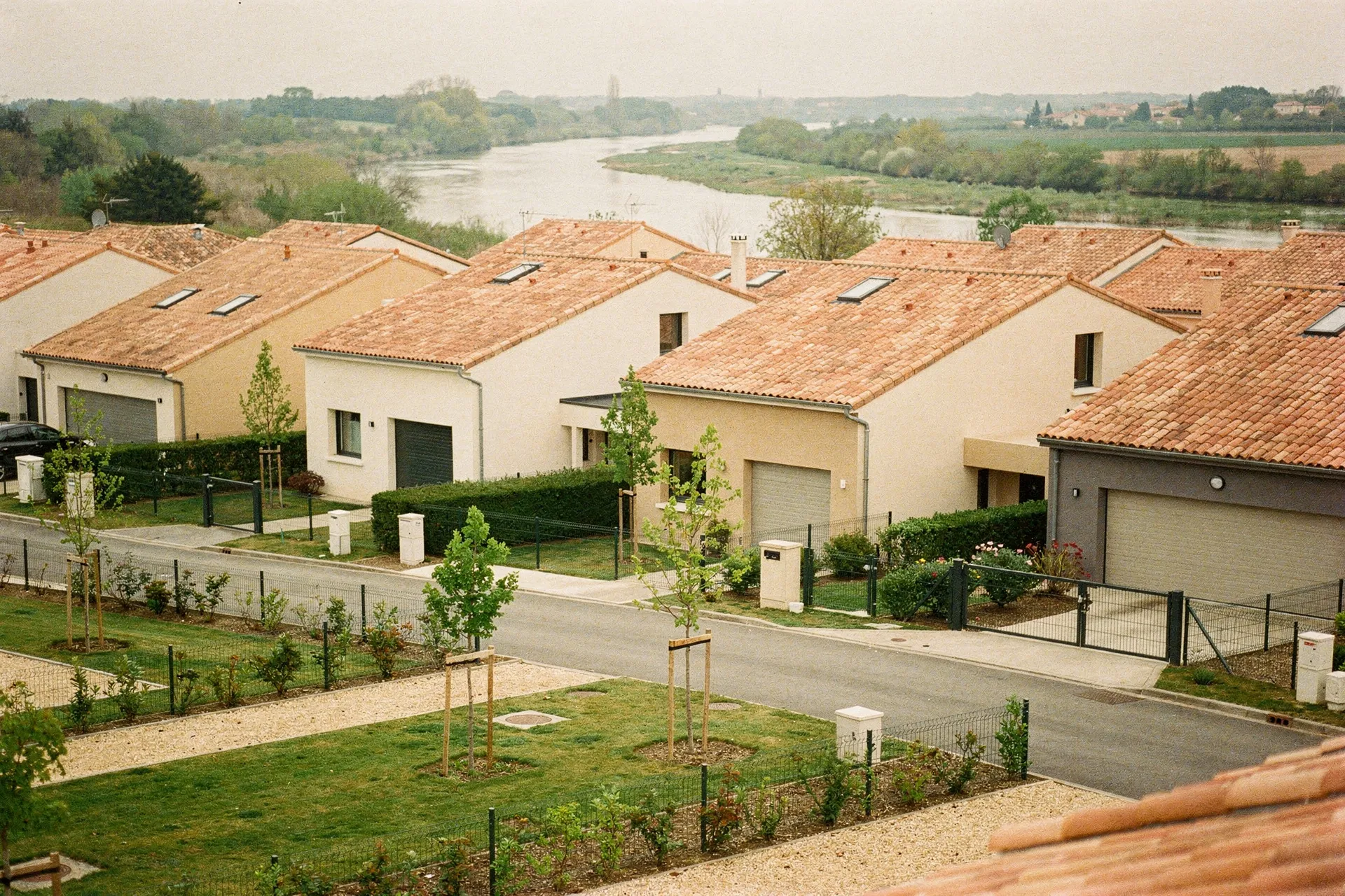 Démoussage et entretien de toiture à Plaisance-du-Touch (31) — toitures tuile canal